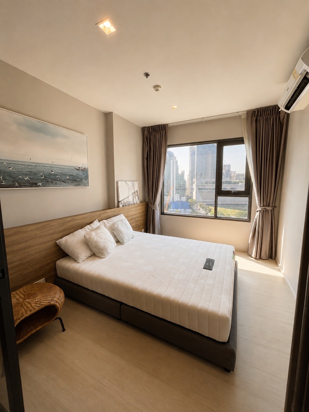 Life One Wireless Comfortable Safe Peaceful 19th Floor BTS PloenChit
