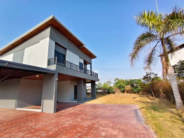 ขายบ้านเดี่ยวหลังใหญ่บ้านบึงชลบุรี  ใกล้ถนน 344 ขนาดที่ดิน 1 ไร่ 35 ตร.วา (435 ตร.ว.) บ้านหัวมุม ราคาเพียง 7.9 ล้านบาท
