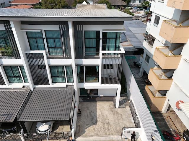 HR 10033 ให้เช่าทาวน์โฮม 3 ชั้น โครงการ Cozy โชคชัย 4 ลาดพร้าว  พร้อมอยู่