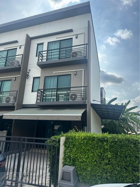HR 10029 ให้เช่า ขายทาวน์โฮม 3 ชั้นหลังมุม 38.50 ตรว. โครงการบ้านกลางเมือง ศรีนครินทร์  อ่อนนุช ใกล้ซีคอนสแควร์ 