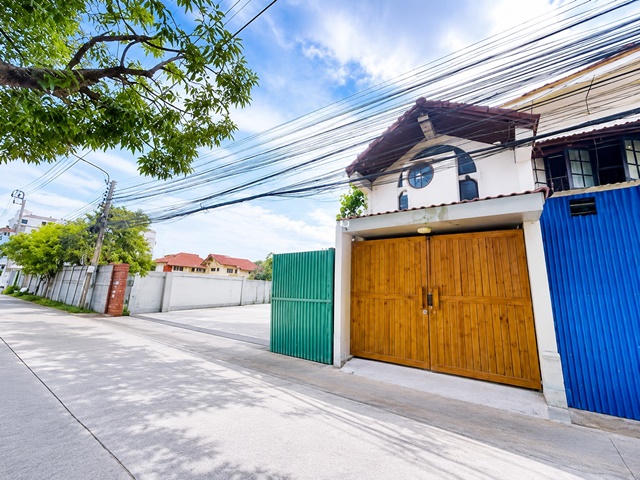 ถนนสุขุมวิท 62-68  บ้าน 2ชั้น AIRBNB โฮมออฟฟิศ 7นอน 4น้ำ ใกล้ BTS อุดมสุข 390 ม. พื้นที่ 56 ตร.ว. 300ตรม.
