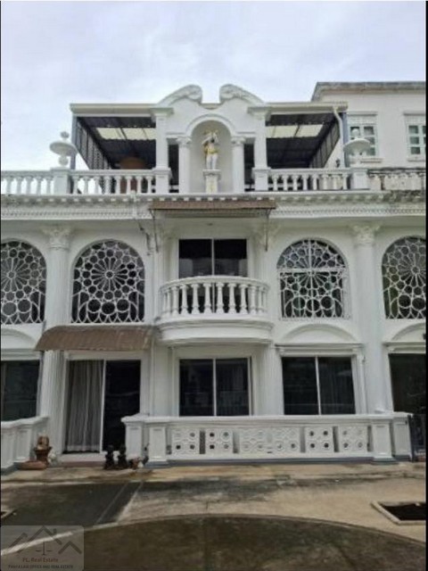 ให้เช่าทาวน์โฮม 4 ชั้น โครงการ Leo Classic Place สุขุมวิท 49/13 เฟอร์ครบ พร้อมอยู่ใกล้ BTS ทองหล่อ–พร้อมพงษ์ เลี้ยงสัตว์ได้ 