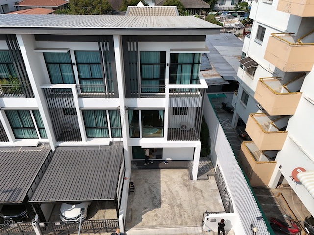 BH4129 ให้เช่าทาวน์โฮม 3 ชั้น โครงการ Cozy โชคชัย 4 ซอย 30 เฟส 3-4 บ้านใหม่ แต่งครบ พร้อมอยู่