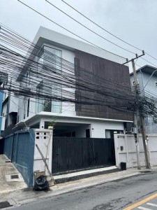 BR 1865 ให้เช่าสำนักงาน 3 ชั้นซอย 20 มิถุนา ย่านสุทธิสาร 5 ห้องทำงาน 5 ห้องน้ำ แอร์ 6 ตัว ใกล้ MRT สุทธิสาร