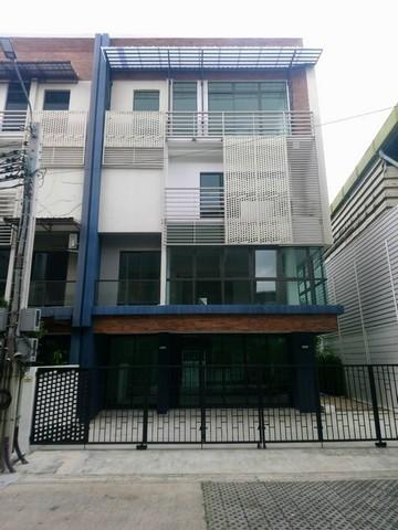 ให้เช่าโฮมออฟฟิศ 4 ชั้นหลังมุม 320 ตรม. DISTRICT ดิสทริค เอกมัย-รามอินทรา ซอยรามอินทรา 40 นวลจันทร์ เหมาะทำโฮมออฟฟิศ ใกล้ทางด่วน
