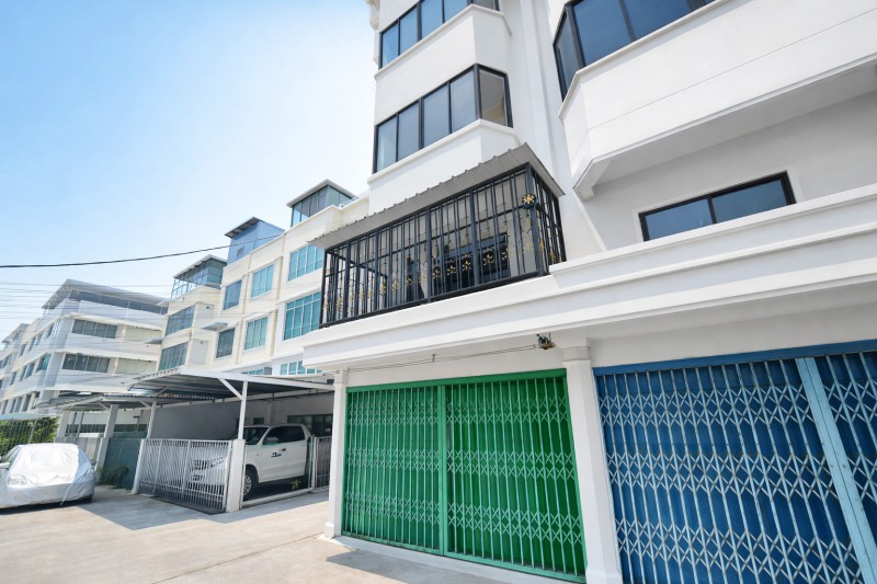 Iconsiam 2.68กม.  2 น้ำ ใกล้ BTS โพธิ์นิมิตร 700 ม. 20 ตร.วา.320 ตร.ม. ใกล้รพ.สมเด็จพระปิ่นเกล้า 900 ม อาคารพาณิชย์ 4 ชั้น ห้องหัวมุม 4 นอน
