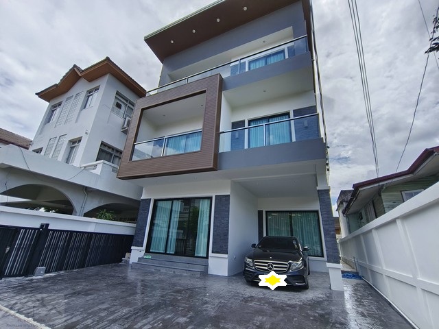 ให้เช่าบ้านเดี่ยว 3 ชั้น สร้างใหม่ 330 ตรม. 4 ห้องนอน สุขุมวิท 65 เอกมัย ใกล้ BTS เอกมัย