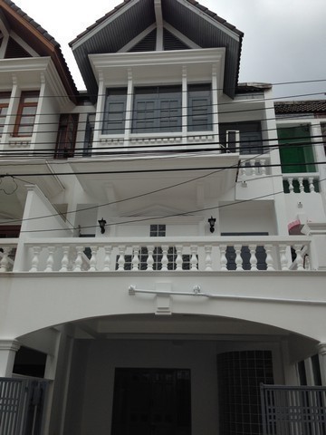  ให้เช่าทาวน์โฮม 3.5 ชั้น  4 ห้องนอน 4 ห้องน้ำ ติดแมคโคร สาทร  ทำออฟฟิศได้ ใกล้ BTS ช่องนนทรี