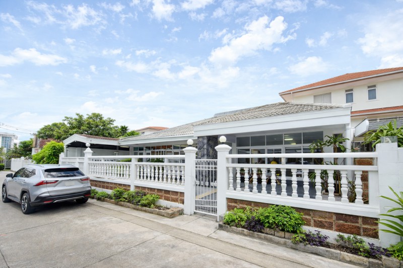 ทำเลศักยภาพ ทาวน์อินทาวน์ 400 ม.ร่มรื่น Studio ใกล้เดอะซีน ถ่ายแบบ  บ้านเดี่ยว 3 นอน 3 น้ำ  60 ตร.ว.พ 200 ตร.ม