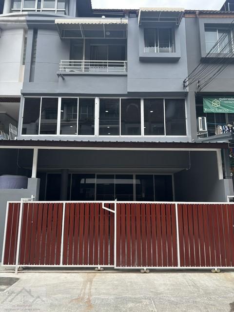 ให้เช่าโฮมออฟฟิศ4ชั้นหมู่บ้านสินธานีลาดพร้าว80ใกล้เลียบด่วนใกล้รัชดาเหม่งจ๋ายรีโนเวทใหม่ 