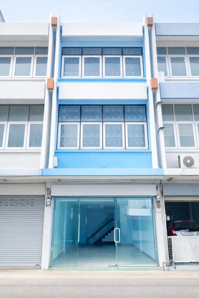 ใกล้ตลาดสดเทศบาลเมืองปทุมธานี 500 ม.รีโลตัส ปทุมธานี 529ม. อาคารพาณิชย์ 3 ชั้น 2 ห้องน้ำ โนเวทใหม่ ให้เช่า14ตร.ว.  132 ตร.ม เ