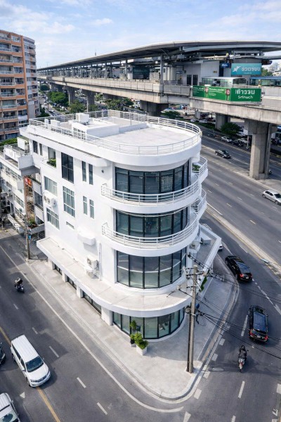 อาคารพาณิชย์ห้องมุม 4.5 ชั้น 2 คูหา 7นอน 4น้ำ ใกล้ MRT ศรีนุช 358 ม. อ่อนนุช 48–58 โชว์รูมติดถนนใหญ่