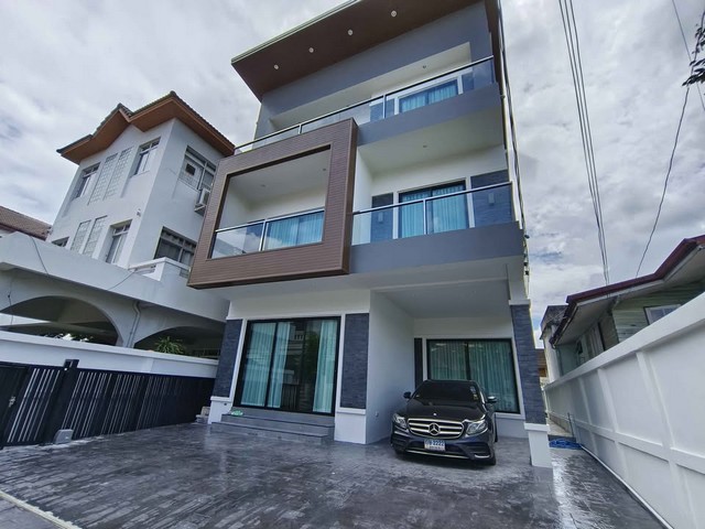 ให้เช่าบ้านเดี่ยว 3 ชั้น 50 ตรว. พื้นที่ใช้สอย 330 ตรม.4  ห้องนอน 6 ห้องน้ำ1 ห้องแม่บ้าน สุขุมวิท 65
