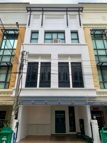  ให้เช่าทาวน์โฮม 3.5 ชั้น 4 ห้องน้ำ 3 ห้องนอน พร้อมเฟอร์นิเจอร์ โครงการ บ้านกลางกรุง ออฟฟิศ พาร์ค บางนา