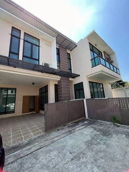 ขายขาดทุน ขายด่วนบ้านเดี่ยว ซอยนาคนิวาส14  โชคชัย4 ใกล้เซ็นทรัลอีสวิลล์  095-164-2956
