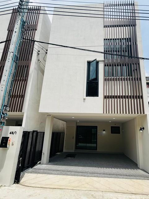 ให้เช่าทาวน์โฮม 3 ชั้น 28 ตร.ว. สไตล์โมเดิร์น Oak House สุขุมวิท 101-1 ใกล้ BTS อุดมสุข