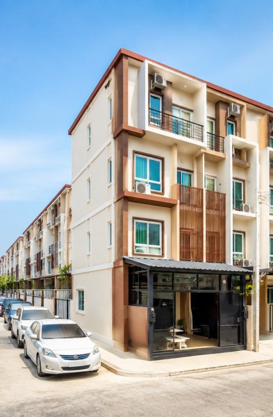 ทำเลอ่อนนุช-ลาดกระบัง 3 นอนใกล้โรบินสัน ลาดกระบัง 300 ม. โฮมออฟฟิศหัวมุม ติดถนนเมน