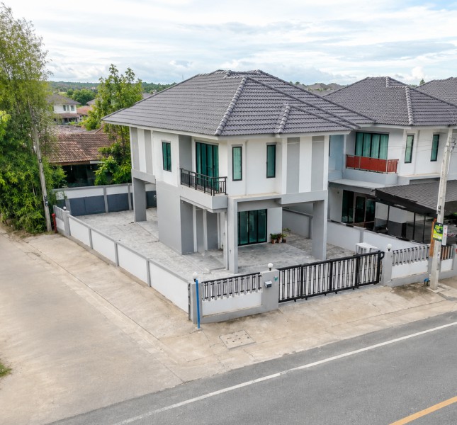 เทศบาลนคร เฟอร์ครบ บุญถาวร 3.9 กม.ให้เช่าบ้านเดี่ยว 2 ชั้น 50 ตร.วา. 200 ตร.ม.แม็คโคร สุราษฎร์ธานี 3.3 กม.3 นอน 3 น้ำ