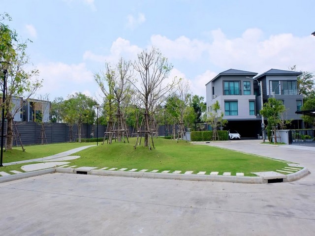ขายบ้านหรู 3 ชั้น 241 ตร.ม 4 นอน บ้านกลางเมือง The Edition บางนา ทำเลดีที่สุดในโครงการ ติดสวนใหญ่หน้าบ้านไม่ชนใคร  ตกแต่งเหมือนบ้านตัวอย่าง