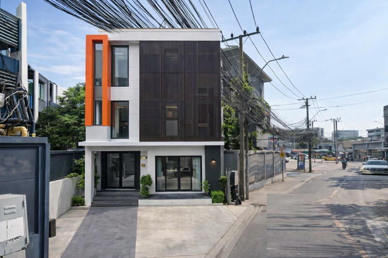 ใกล้ MRTสุทธิสาร 900 ม.รร.นานาชาติเพรพ 1.5 กม. ให้เช่าบ้านเดี่ยว 3ชั้น 4ห้องอเนกประสงค์ 5 น้ำ  MRTห้วยขวาง 1.27กม.