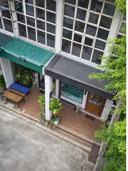 พื้นที่ใช้สอย 72ตร.ม.BTS เอกมัย 1.86กม.ให้เช่าชั้นล่าง และชั้นลอย ทองหล่อ รถไฟคลองตัน 650ม. เพชรบุรี  อาคารพาณิชย์ 2 นอน 2 น้ำ  18 ตร.ว.