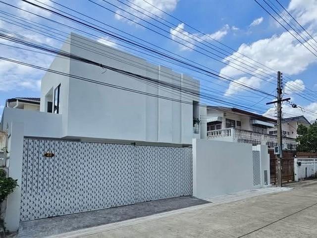 ขายบ้านเดี่ยว 2 ชั้น 50 ตร.ว. ถนนโชคชัย 4 Modern Private บ้านรีโนเวทใหม่