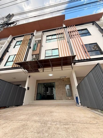 ให้เช่าทาวโฮม3ชั้นโครงการไอฟิวบางนา เดินทางสะดวก อยู่ติดถนนกาญจนาภิเษก  ใกล้ เมกกะ บางนา  5  นาที 