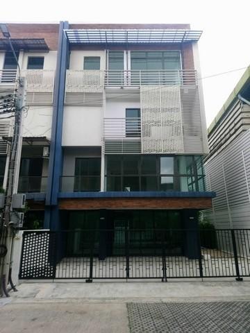 ให้เช่าโฮมออฟฟิศ 4 ชั้น โครงการ ดิสทริค เอกมัย-รามอินทรา ซอยรามอินทรา 40 หลังมุม ใกล้รถไฟฟ้าสายสีชมพู