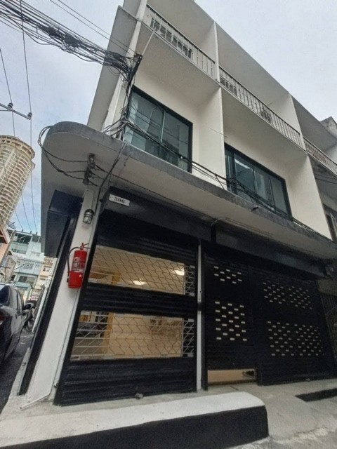 ให้เช่าอาคารพาณิชย์ 3 ชั้นหลังมุม พร้อมดาดฟ้า รีโนเวทใหม่ทั้งหลัง  สาทร 11 แยก 3 ใกล้อัสสัมชัญ ประถม 350 ม. ** เลี้ยงสัตว์ได้