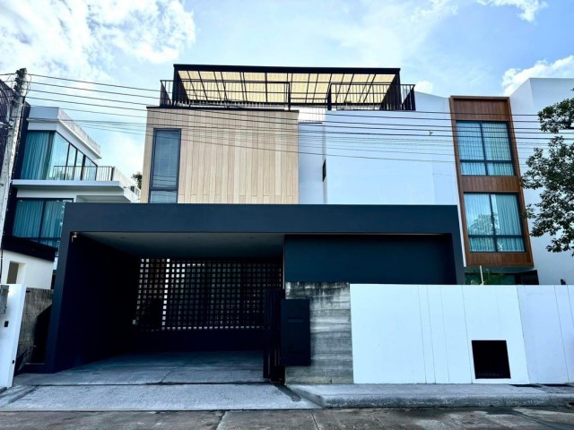 โซนเจ็ดยอด ขาย 15.9 ล้าน Pool villa 3 ชั้น บ้านหลังใหญ่ ตกแต่งสุดหรู #เฟอร์นิเจอร์บิ้วอินครบ #สไตล์โมเดิร์น #หิ้วกระเป๋าพร้อมเข้าอยู่ได้เลย