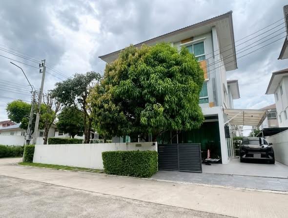 ขายบ้านเดี่ยว 3 ชั้น หน้าสวน 320 ตรม. โครงการ คาซ่า แกรนด์ สุขาภิบาล 5 ติดถนนใหญ่ ระหว่างสายไหม 79 และ 81 บิวท์อินทั้งหลัง พร้อมอยู่