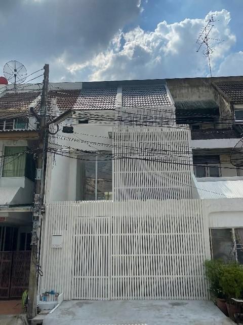 ให้เช่าทาวน์เฮาส์ 3 ชั้น  250 ตรม. 3 ห้องนอน สุขุมวิท 71 (ซอยปรีดีพนมยงค์ 42) 5 นาที ถึงเอกมัย และทองหล่อ 