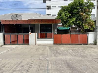 บ้านแฝดรีโนเวทใหม่อมตะพานทองชลยุรี หมู่บ้านปาณรดา หนองตำลึง ชลบุรี  พื้นที่ 45 ตร.ว.  3 ห้องนอน 1 ห้องน้ำ