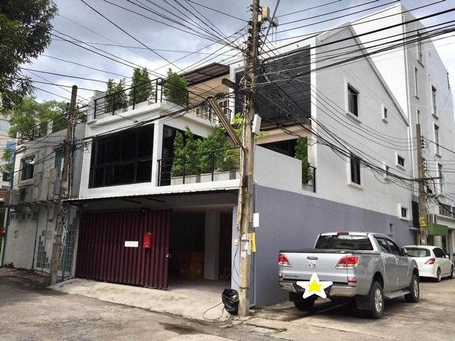ให้เช่าทาวเฮ้าส์ 3 ชั้น 350 ตร.ม. สุขุมวิท 63 (ตรงข้ามเอกมัยซอย 4) ตกแต่งพร้อมเข้าอยู่ ใกล้ BTS เอกมัย