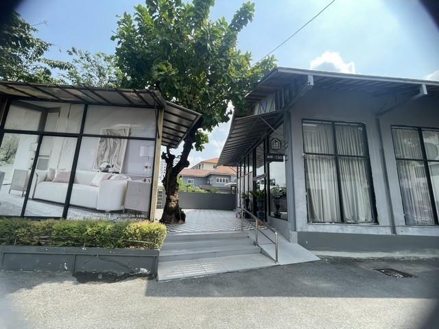 BH4302 ให้เช่าที่ดินพร้อมอาคาร ถนนสุคนธสวัสดิ์ เลียบด่วนรามอินทรา นวลจันทร์ ขนาด 636 ตารางวา เหมาะทำโชว์รูม คลังสินค้า ศูนย์กระจายสินค้า