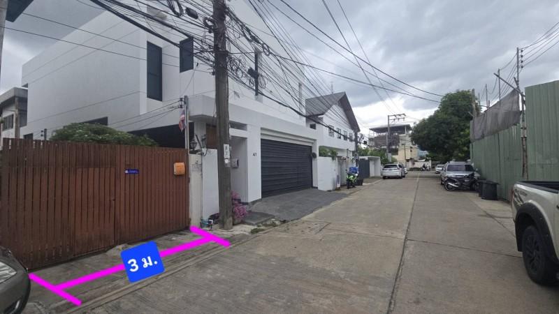 ขายที่ดินพร้อมสิ่งปลูกสร้าง 82 ตร.ว. พหลโยธิน ซอย 8 (ซอยสายลม) แปลงสี่เหลี่ยมสวย ถนนสูงน้ำไม่ท่วม ทำเลดี