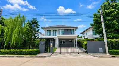 บ้านเดี่ยวหรูให้เช่าเหมาะสำหรับครอบครัวที่มองหาบ้านหลังใหญ่ บรรยากาศเป็นส่วนตัวร้อมพื้นที่ใช้สอยครบครัน