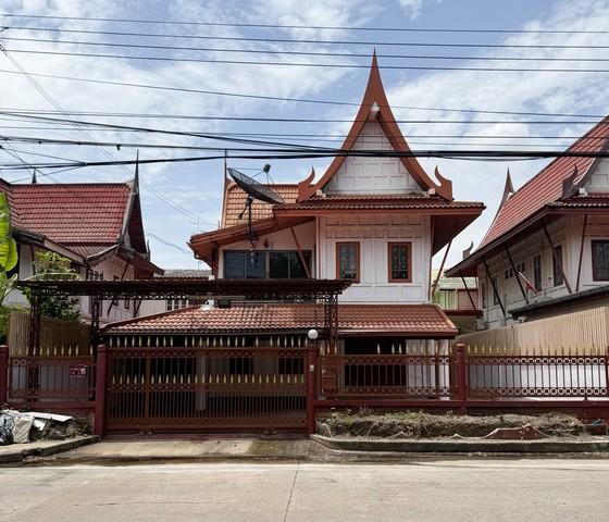 ให้เช่าบ้านเรือนไทยเบญจรงค์  3 ห้องนอน 2 ห้องน้ำ ใกล้รถไฟฟ้าสายสีม่วง สถานีคลองบางไผ่