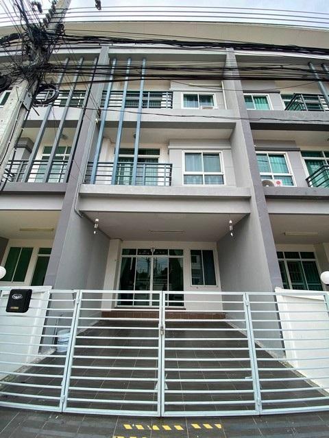 ให้เช่าทาวน์โฮม 3 ชั้น 4 ห้องนอน หมู่บ้านรื่นฤดี7 รามอินทรา - หทัยราษฎร์ ใกล้ตลาดสุวรรณเกลียวทอง 300 เมตร ใกล้แฟชั่นไอส์แลนด์
