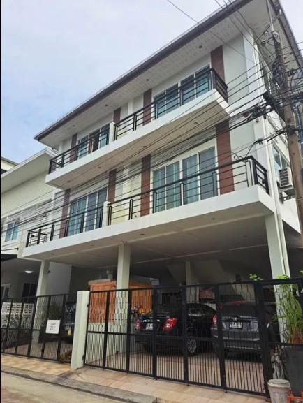 ให้เช่าทาวน์โฮมขนาดใหญ่ 30 ตร.ว 250 ตร.ม 4 นอน 3 น้ำ แอร์ 3 เครื่อง เฟอร์บางส่วน เช่า 25000 บาท ถ.พัฒนาการ50