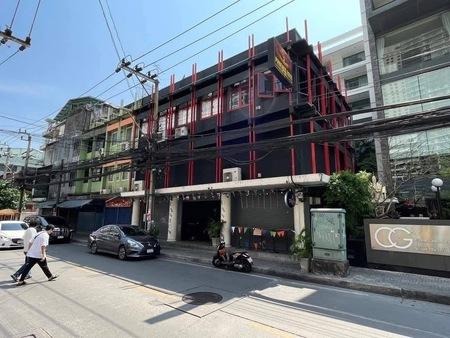 ขาย อาคารพาณิชย์ 3 คูหาติดกัน ทำเลทอง ซอย สุขุมวิท 22 เหมาะทำร้านอาหาร/คาเฟ่ /บาร์/ Office /Hostel  UU