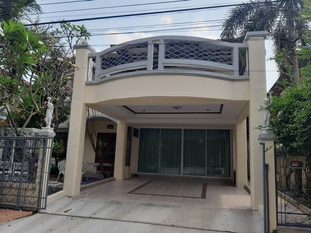 บ้านเดี่ยว 2 ชั้น 72  ตร.ว 300 ตรม.  4 ห้องนอน 3 ห้องน้ำ 1ห้องแม่บ้าน รามคำแหง 164 สวนหย่อมข้างบ้าน