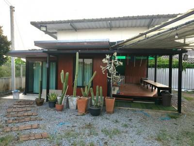 ขายบ้านทำเลดีใกล้ตลาดนัดห้าแยกพนัสนิคมชลบุรี เนื้อที่ 151 ตร.วา.  บริเวณตลาดนัด 5 แยก