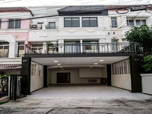 ให้เช่าทาวน์โฮม 3ชั้น โครงการบ้านกลางเมือง บริติซ ทาวน์ ศรีนครินทร์ ใกล้รถไฟฟ้าศรีลาซาล
