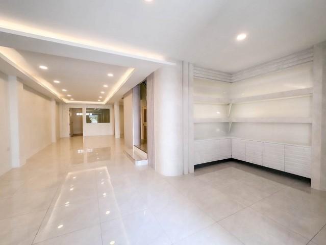 ขายทาวน์โฮมออฟฟิศ 3 ชั้นหลังมุม รีโนเวทใหม่ บ้านกลางเมืองพระรามเก้า-ลาดพร้าว ติดถนนเลียบทางด่วน ใกล้ทาวน์อินทาวน์