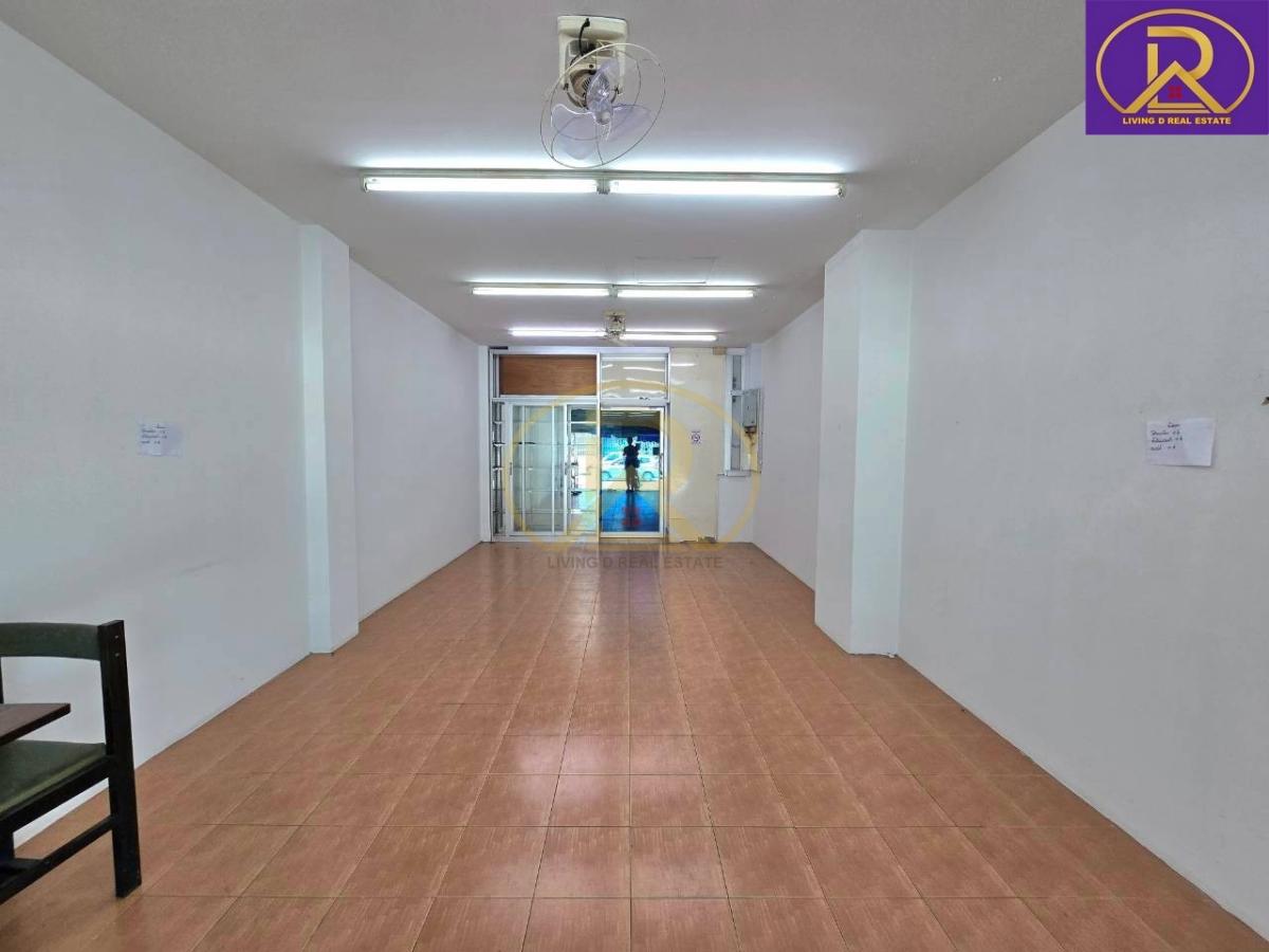 ขายถูกอาคารพาณิชย์ ติดถนนบ้านสวน 9 ทำเลดี เหมาะทำธุรกิจ สามารถปล่อยเช่าเป็นห้องๆ ได้  ต.บ้านสวน อ.เมืองชลบุรี จ.ชลบุรี