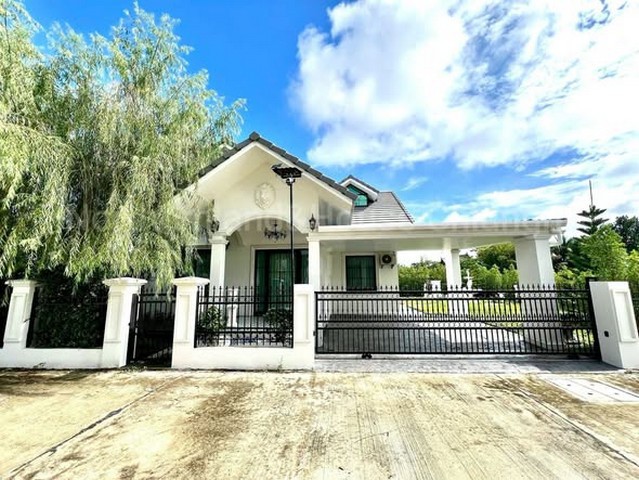 บ้านใหม่สไตล์อังกฤษ สวนกว้าง เฟอร์นิเจอร์ครบ น้ำไม่ท่วม หางดง